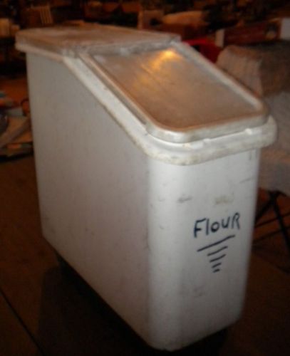 Used rubbermaid 25 gallon ingredient bin w lid on casters 3600 nsf white for sale