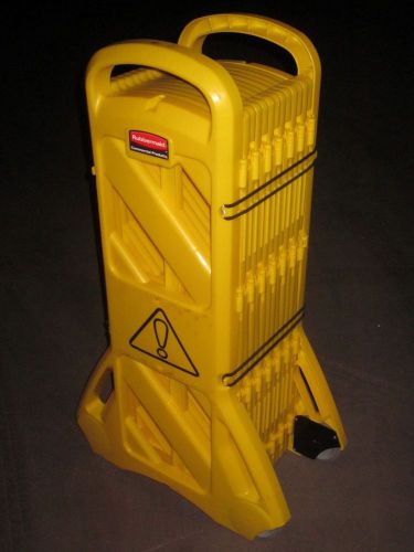 RUBBERMAID FG9S1100YEL Mobile Safety Barrier folding barricade