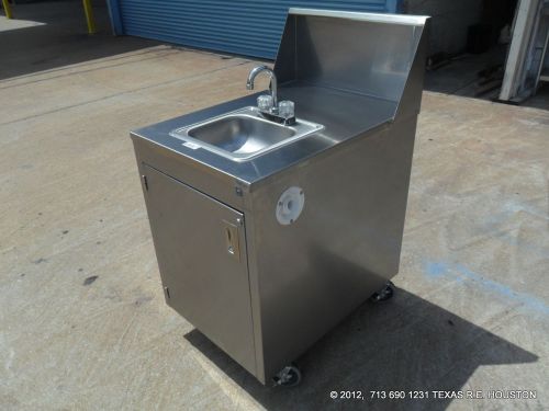 QUAL SERV STAINLESS STEEL PORTABLE SINK ON CASTERS NEVER USED