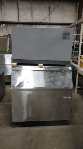 OScotsman ice machine with bin CME1656