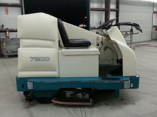 Tennant 7200 ride on floor cleaner scrubber