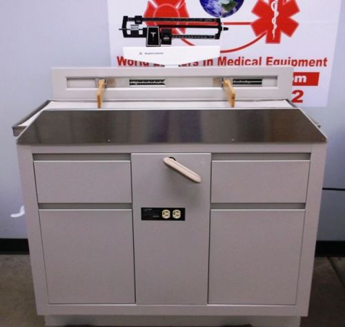 UMF 5902 EXAM TABLE with HEALTH-O-METER SCALE
