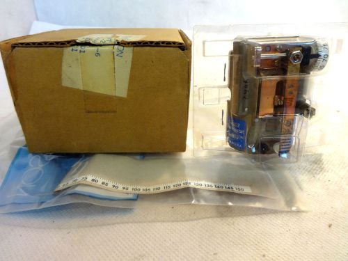 NEW IN BOX JOHNSON CONTROLS T-4002-201 THERMOSTAT