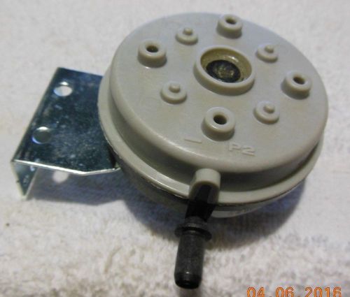 HONEYWELL IS20399-5845 1122D/A 24V  SPST POSITIVE PRESSURE CONNECTOR W/BRACKET