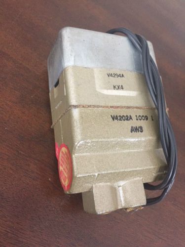 NEW, OLD STOCK HONEYWELL Magnetic Gas Valve 1/2&#034; NPT Model  V4202A-1009