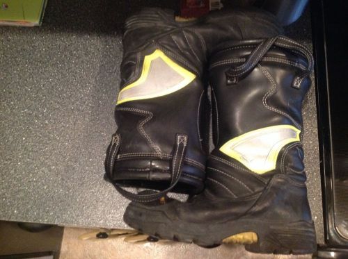 Globe Structure Boots Size 8.5