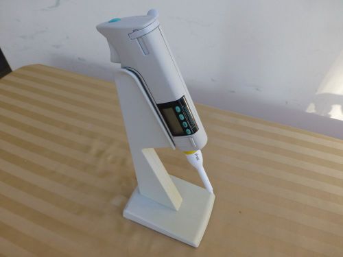 LabSystems Finnpipette Electronic  Pipette  20-200uL with stand no charger