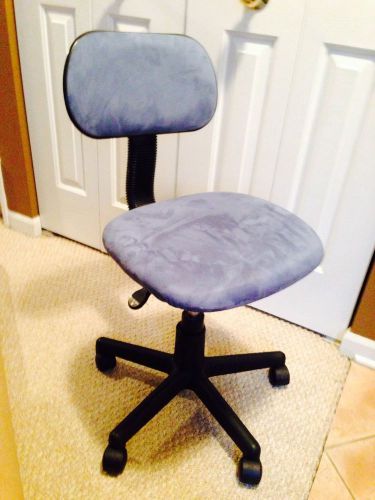 Computer chair suade with wheels &amp; adjustablr height 125 new mint condition! for sale