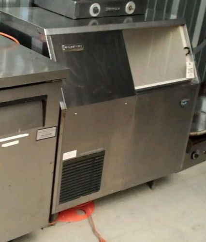 HOSHIZAKI F-251U  256LB FLAKE  COMMERCIAL ICE MAKER / freight shipping available