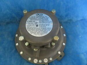 Dwyer Explosion Proof 1950-04-2S Differential Pressure Switch + 1 Year Warranty