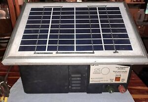 Used ZAREBA 30 MILE SOLAR POWERED fencer uses external battery not included