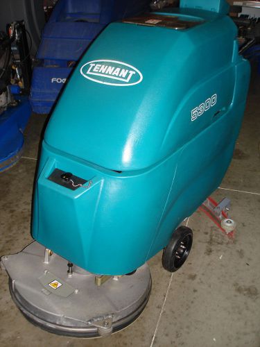 BEAUTIFUL 24V TENNANT 5300 FLOOR SCRUBBER, CHARGER, NEW BATTERIES, LOOKS GREAT