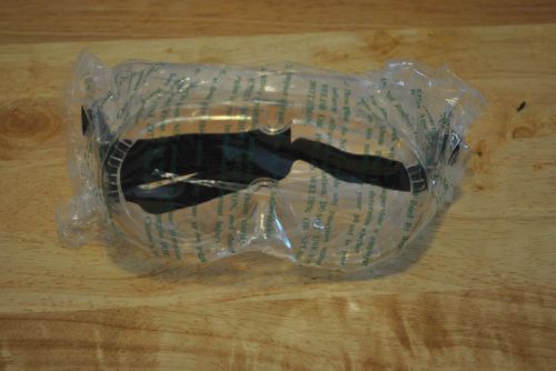 CHILD SMALL SIZE CLEAR SAFETY GOGGLES CHEMICAL SPLASH DUST CHIPS RUBBER PLASTIC