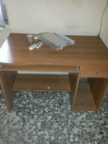 Scrivania ufficio porta  pc computer tavolo legno per lezioni private affare