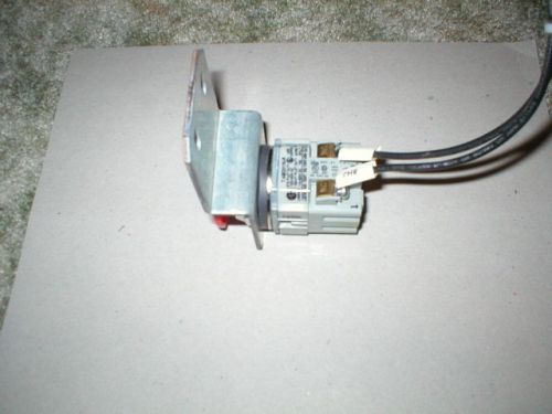 IDEC Industrial Push Button Switch  T--ABD31N-R   Used  NO /  NC contacts