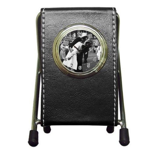 World War Ii Ends Kiss Kissing The War Goodbye (2 in 1) Pen Holder Desktop Clock