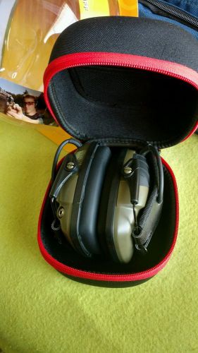HOWARD LEIGHT IMPACT SPORT ELECTRONIC EARMUFF EAR PROTECTION with hard case.