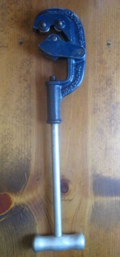 VINTAGE NO 1 CHICAGO SAUNDERS TYPE  AMERICAN PIPE TOOL COMPANY  PIPE CUTTER