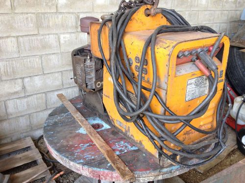 PORTABLE WELDER GENERATOR 200AMP WELDER / 30 AMP 220V AND 110V- DOES NOT USE OIL