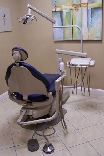 ADEC 1040 DENTAL CHAIR W DELIVERY UNIT &amp; LIGHT