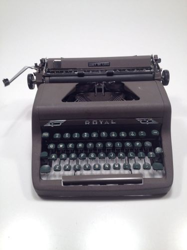 Royal &#034;Quiet de Luxe&#034; Manual Portable Typewriter