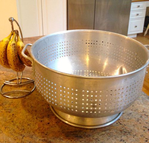 COMMERCIAL SIZED COLANDER WITH HANDLES BAKING COOKING EQUIPMENT FOOD PREPARATION