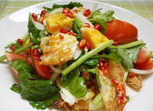 Spicy Salad With Fried Eggs - Recipe Meal / Food