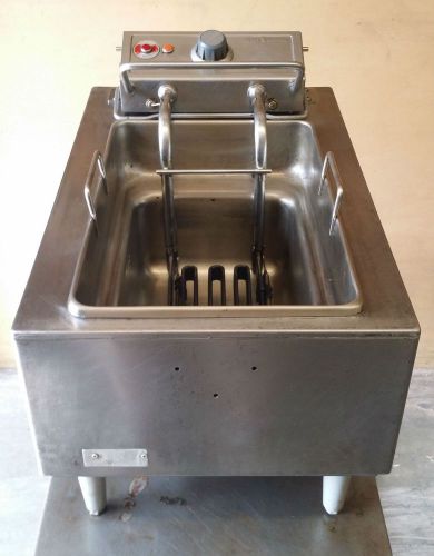 Wells Single Pot Electric Countertop Deep Fat Fryer - 15 lb. Oil Capacity
