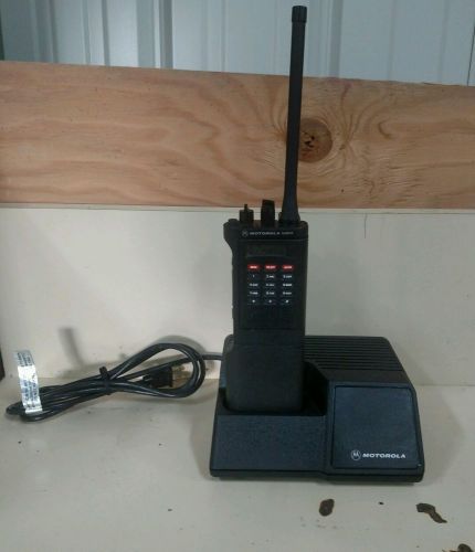 Motorola Saber VHF (148-174mhz) Model iii 3 NTN5835A DES-XL Charger, Battery