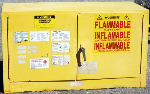 1 USED JUSTRITE 25802 17 GALLON FLAMMABLE LIQUID STORAGE CABINET ***MAKE OFFER**