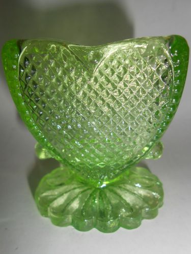 Green Vaseline glass tabletop toothpick holder uranium yellow heart pattern art