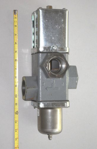 Johnson controls v248gf1-001 water reg 3 way valve 1-1/2&#034; npt pressure actuated for sale