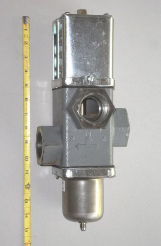 Johnson Controls V248GF1-001 Water Reg 3 Way Valve 1-1/2&#034; NPT Pressure Actuated