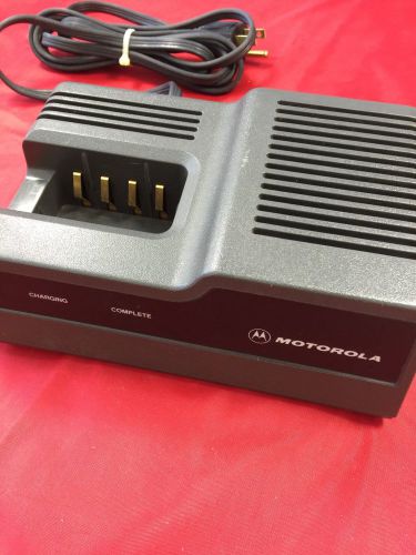 Motorola 2-way radio battery charger # ntn4633a p200 ht600 mt1000 vg condition for sale