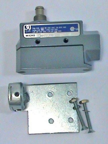 Micro switch bze6-2rq 8623 with mounting bracket nos for sale
