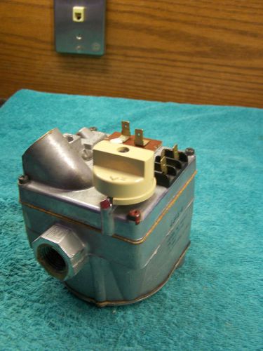 Robertshaw gas valve 646A-X Carrier 301273-702