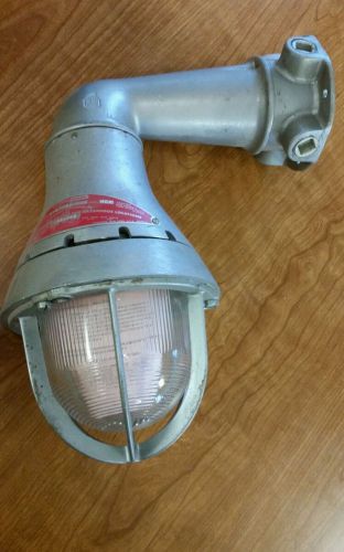 CROUSE HINDS EXPLOSION PROOF INDUSTRIAL LAMP FIXTURE W/ GUARD EVBX240 M64