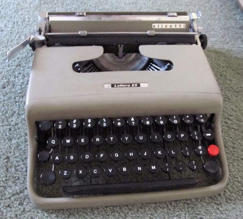 Vintage 1950&#039;s Olivetti Lettera 22 Typewriter Made in Italy W/ Case