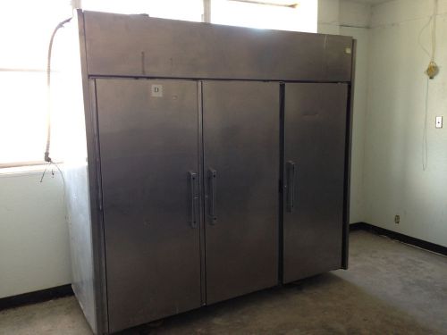 Commercial reach in three door freezer standalone for sale