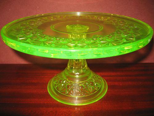Vaseline Daisy &amp; button Glass cake serving stand plate uranium platter pedestal
