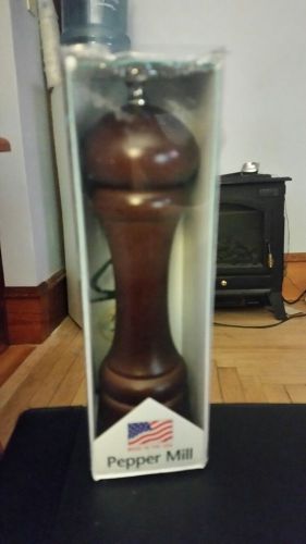 CHEF SPECIALTIES PEPPER MILL WINDSOR 8 &#034; WALNUT BRAND NEW IN BOX