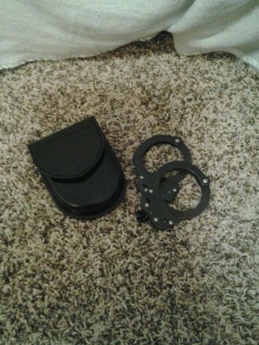 Smith &amp; wesson  gun metal blue black handcuffs and cuff holder for sale