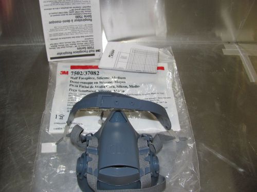 3M Half Mask Facepiece Reusable Respirator 7501/37082 MEDIUM