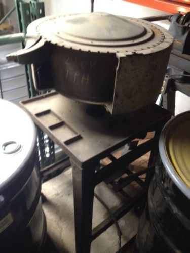 Rotary annealing oven for light bulb stems and pinch seals
