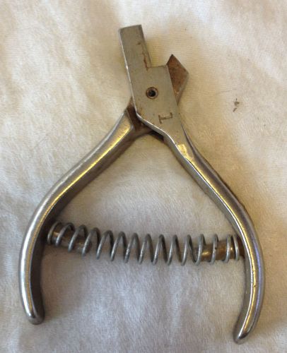 Vet tools farm equipment #1 Small V Ear Notcher Cattle Swine Hogs Crafting