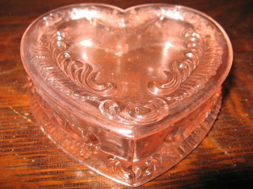 Pink cranberry glass heart pattern powder / jewelry box dresser tray holder ring