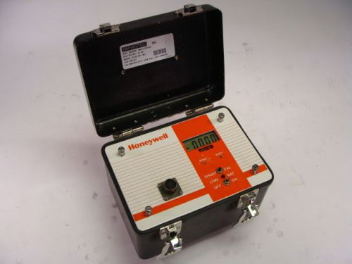 Honeywell sensotec model nk 060-3155-01 display &amp; signal conditioner w/ case! for sale