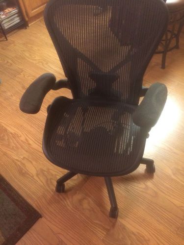 AERON sz.B ERGONOMIC CHAIR Black MESH on Graphite Frame by HERMAN MILLER Lumbar