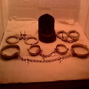 handcuffs lot of 4 pairs. 2-newer and 2-vintage pairs w/locks and keys.w/1 case.