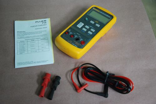 FLUKE 715 VOLT / mA CALIBRATOR WITH LEADS IN EXCELLENT CONDITION